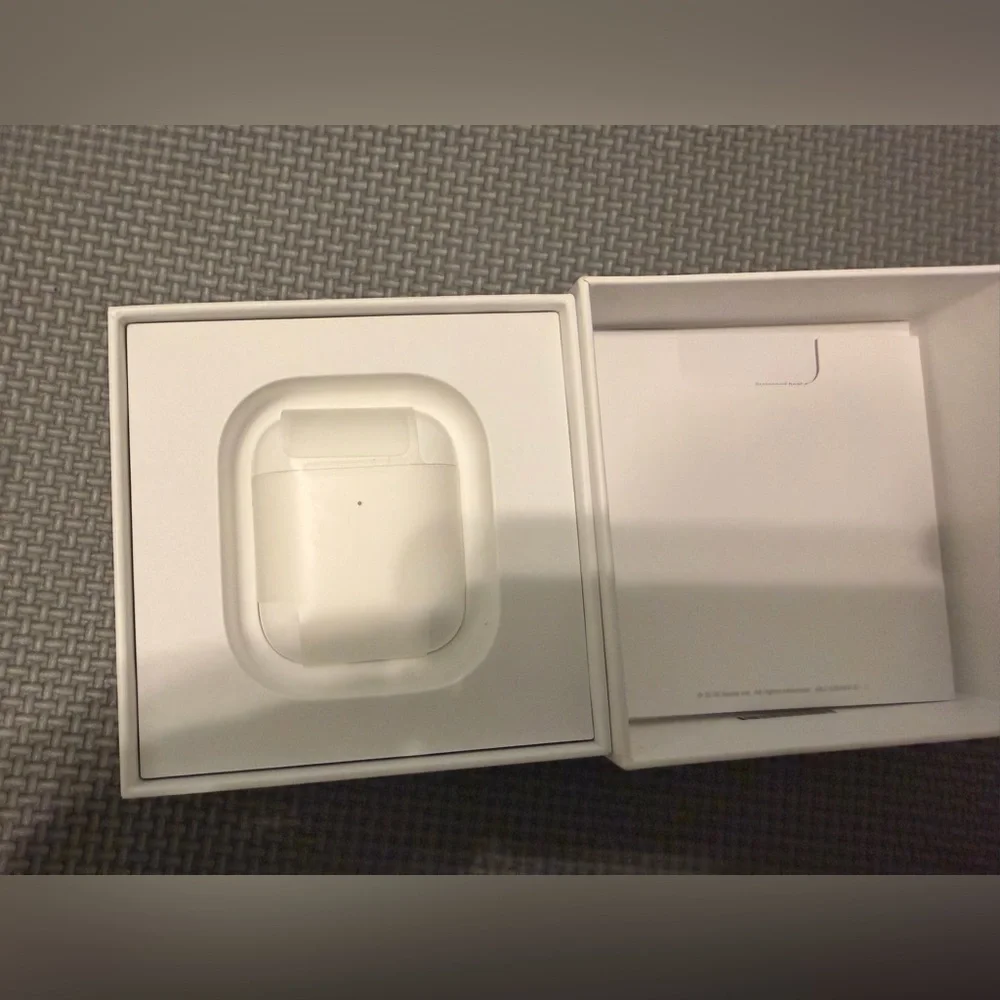 Apple AirPods with Wireless Charging Case